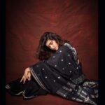 Sanskruti Balgude Instagram - … flaunting my “मराठी” ness…🖤♠️ #sanskrutibalgude #actress #black #sari #paithinisarees