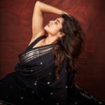 Sanskruti Balgude Instagram - …comfort zone… साडी आणी नथ ! 🖤♠️ #sanskrutibalgude #black #paithini #sari #actress