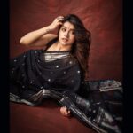 Sanskruti Balgude Instagram - …comfort zone… साडी आणी नथ ! 🖤♠️ #sanskrutibalgude #black #paithini #sari #actress