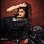 Sanskruti Balgude Instagram - …comfort zone… साडी आणी नथ ! 🖤♠️ #sanskrutibalgude #black #paithini #sari #actress