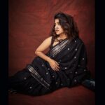 Sanskruti Balgude Instagram - …comfort zone… साडी आणी नथ ! 🖤♠️ #sanskrutibalgude #black #paithini #sari #actress