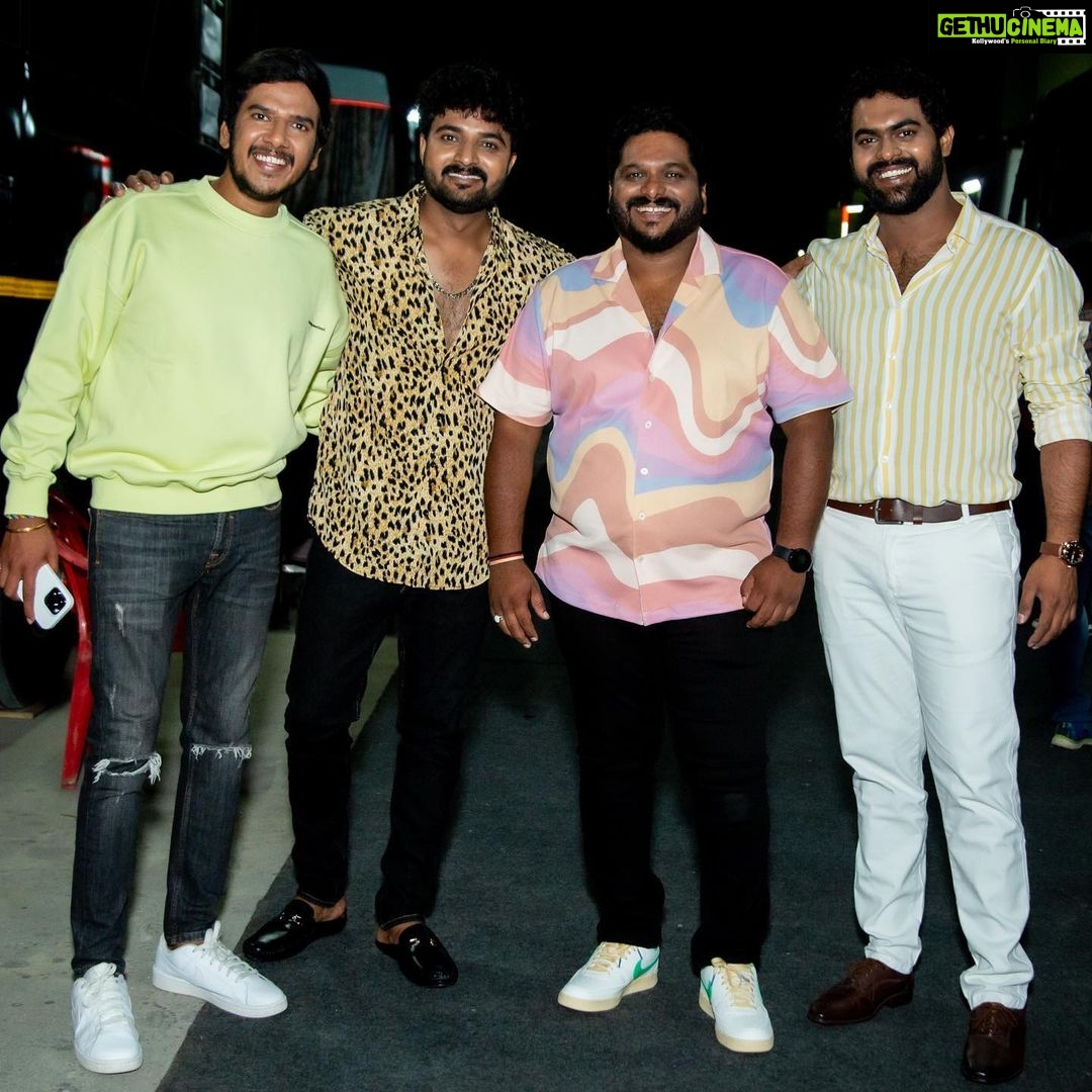 Sanskruti Balgude Instagram - तुम्ही आम्हाला रोज विचारता आपला “चौक” ott, सॅटेलाईट वर कधी येणार??? आम्ही लवकरच ह्या सगळ्याचे उत्तर देऊ ...... तोवर तुमचे “चौक”वरचे प्रेम असेच राहू द्या 🙏