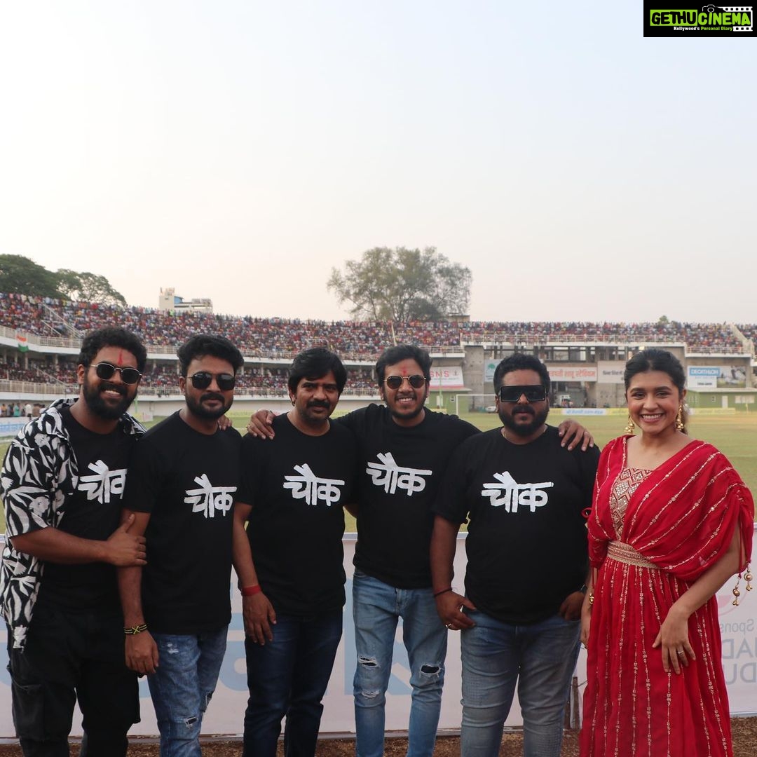Sanskruti Balgude Instagram - तुम्ही आम्हाला रोज विचारता आपला “चौक” ott, सॅटेलाईट वर कधी येणार??? आम्ही लवकरच ह्या सगळ्याचे उत्तर देऊ ...... तोवर तुमचे “चौक”वरचे प्रेम असेच राहू द्या 🙏