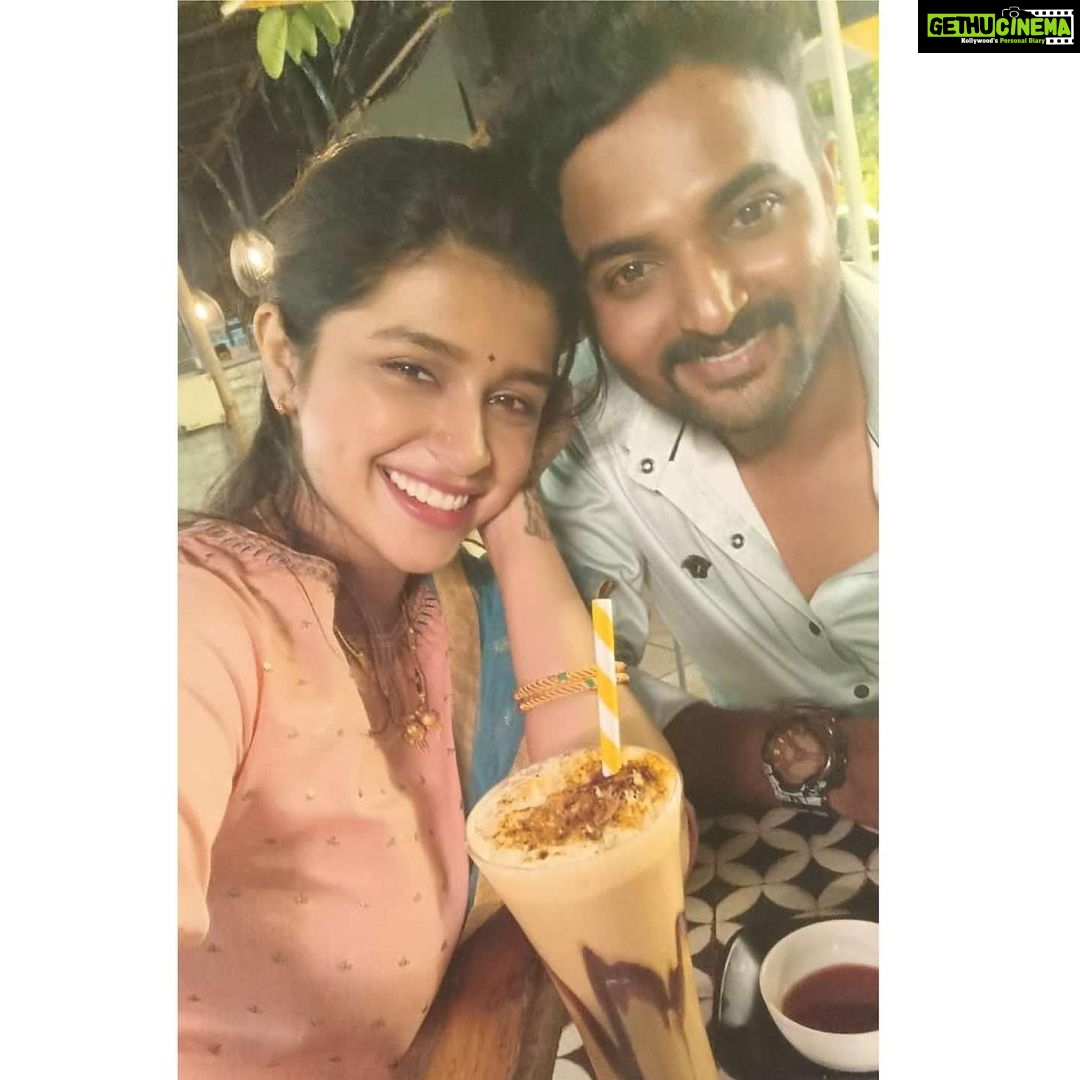 Sanskruti Balgude Instagram - तुम्ही आम्हाला रोज विचारता आपला “चौक” ott, सॅटेलाईट वर कधी येणार??? आम्ही लवकरच ह्या सगळ्याचे उत्तर देऊ ...... तोवर तुमचे “चौक”वरचे प्रेम असेच राहू द्या 🙏