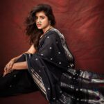 Sanskruti Balgude Instagram – … flaunting my “मराठी” ness…🖤♠️

#sanskrutibalgude #actress  #black #sari #paithinisarees