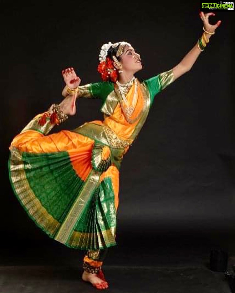 Sanskruti Balgude Instagram - 15 YEARS! 15 years to “अरंगेत्रम” today, 25𝒕𝒉 𝑨𝒖𝒈 marks ! Had been hands down one of the unparalleled, life changing year and moment of my life.. although I wish I could do it all over again, the thought of it still is nerve-racking..! It feels surreal that it’s been more than a decade…yet, the memory stays fresh in my heart and soul..🥹 To my naive self back then and to all those because of whom I am able to go back and through THIS..! 🙇🏻♀️ It’s never too late to be grateful is it?! So… Thankyou! 🌼 #BharatnatyamIsMyForeverLove