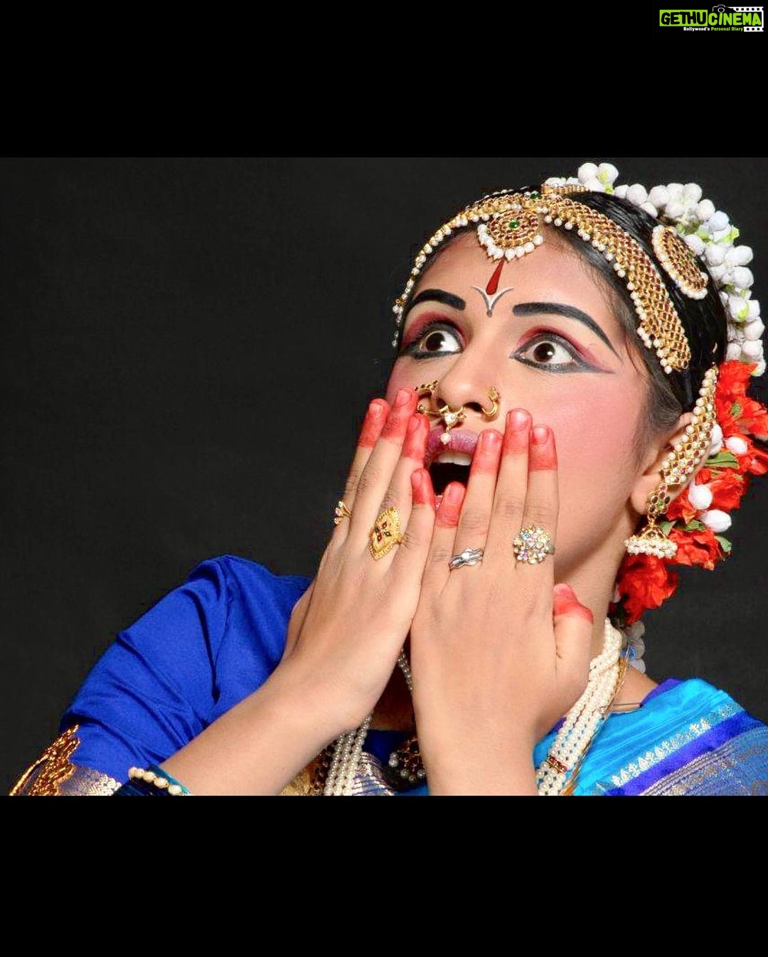 Sanskruti Balgude Instagram - 15 YEARS! 15 years to “अरंगेत्रम” today, 25𝒕𝒉 𝑨𝒖𝒈 marks ! Had been hands down one of the unparalleled, life changing year and moment of my life.. although I wish I could do it all over again, the thought of it still is nerve-racking..! It feels surreal that it’s been more than a decade…yet, the memory stays fresh in my heart and soul..🥹 To my naive self back then and to all those because of whom I am able to go back and through THIS..! 🙇🏻♀️ It’s never too late to be grateful is it?! So… Thankyou! 🌼 #BharatnatyamIsMyForeverLove