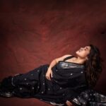 Sanskruti Balgude Instagram - …comfort zone… साडी आणी नथ ! 🖤♠️ #sanskrutibalgude #black #paithini #sari #actress
