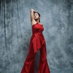 Sanskruti Balgude Instagram - …HAD to document! ♥️💋💄 #GoldenWomanIconAwards #BestActress #Chowk Styling : @harshadamore__ Outfit : @house_of_rozee_ Photos by : @addy_d_0607