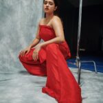 Sanskruti Balgude Instagram - …HAD to document! ♥️💋💄 #GoldenWomanIconAwards #BestActress #Chowk Styling : @harshadamore__ Outfit : @house_of_rozee_ Photos by : @addy_d_0607