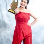 Sanskruti Balgude Instagram - …HAD to document! ♥️💋💄 #GoldenWomanIconAwards #BestActress #Chowk Styling : @harshadamore__ Outfit : @house_of_rozee_ Photos by : @addy_d_0607