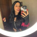 Sapna Pabbi Instagram - I remembered to take pix #photoshyreflections 🚺🛗 Outfit @sheinofficial Lisbon, Portugal