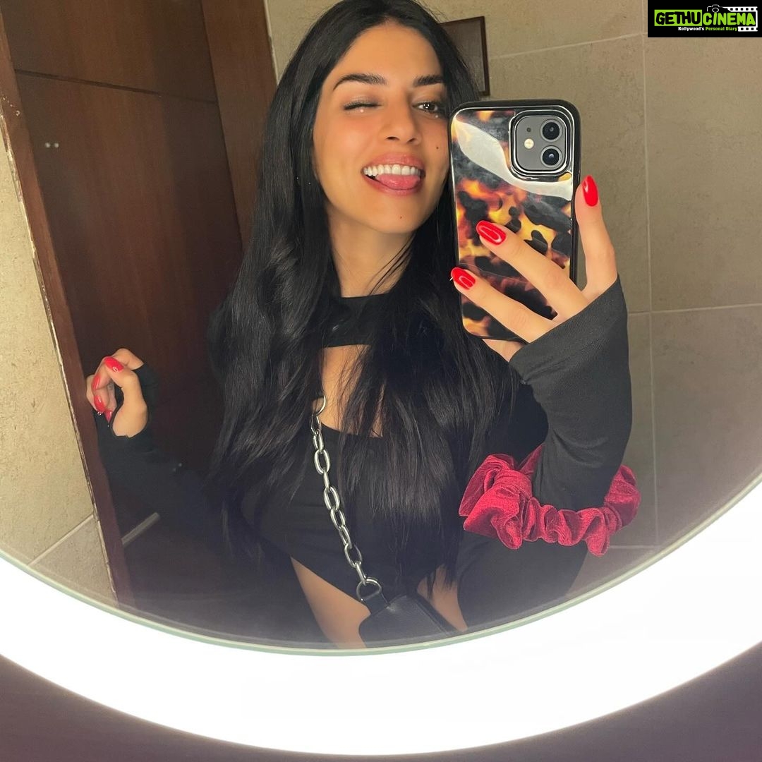 Sapna Pabbi Instagram - I remembered to take pix #photoshyreflections πΊπ Outfit @sheinofficial Lisbon, Portugal