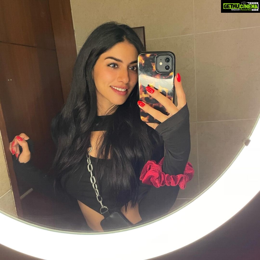 Sapna Pabbi Instagram - I remembered to take pix #photoshyreflections πΊπ Outfit @sheinofficial Lisbon, Portugal