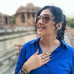 Sapna Vyas Instagram – From boardrooms to brunches, to weekend adventures and traditional soirées in between, this Svaara necklace is my versatile style companion. 💎✨ @svaraajewels