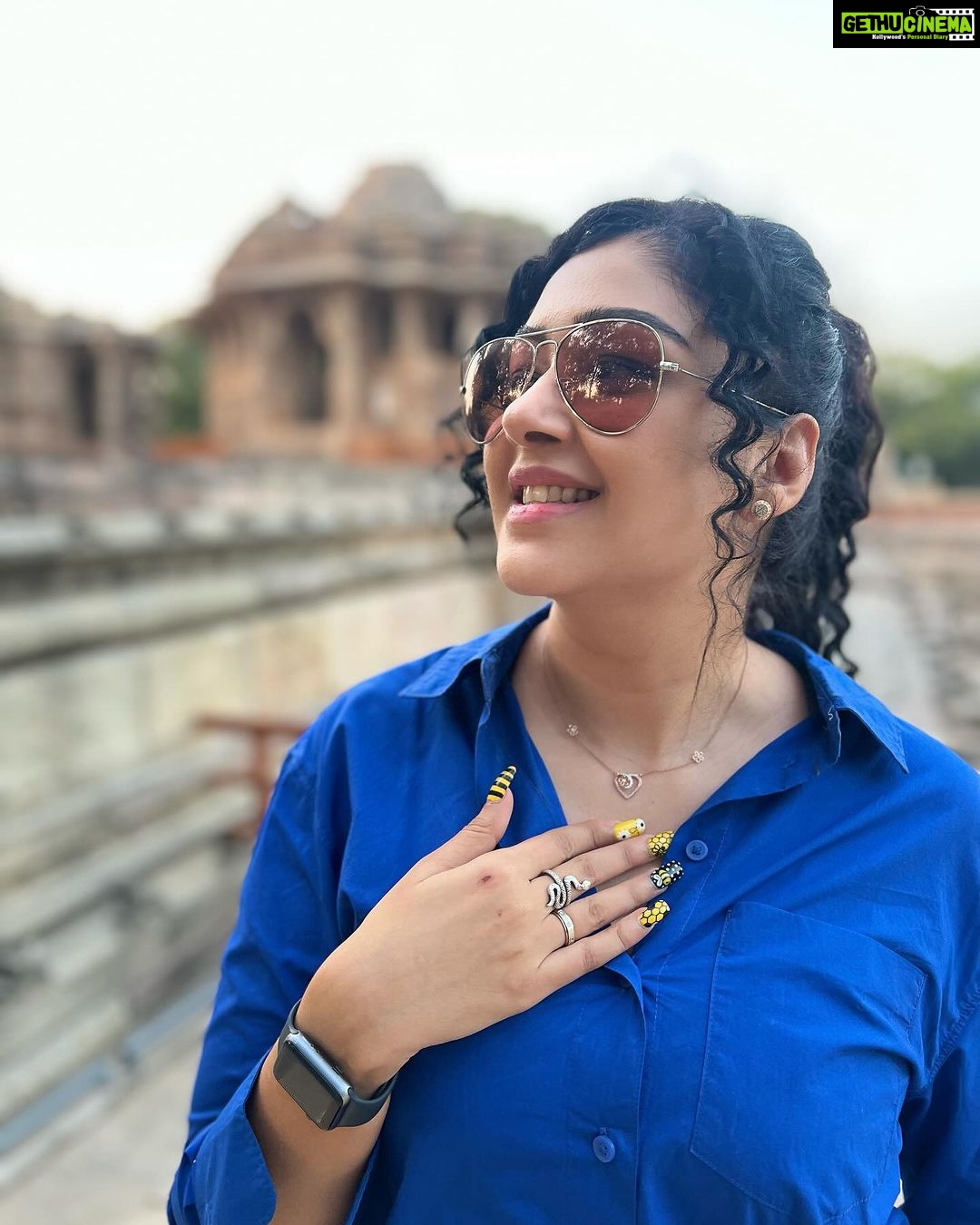 Sapna Vyas Instagram - From boardrooms to brunches, to weekend adventures and traditional soirées in between, this Svaara necklace is my versatile style companion. 💎✨ @svaraajewels