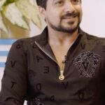 Sapna Vyas Instagram – Immerse in the Brilliance of Pushkar Jog on Baaton Baaton Mein with Sapna Vyas! 🌟 Submerge yourself in the world of a true intellectual, celebrated for his multifaceted talents and magnetic presence.

Watch this exclusive episode now, link in my Instagram bio! 📺✨ 
Or go to 
YouTube.com/CoachSapna

Directed by @asif_silavat 
Production house @rhsgproductions 
Creative head @coachsapna 
Production head @ishebazmemon 
Ad @atulyaazim 
DOP @gaurav_dop @aman_silawat04 
Bts @vaibhav_gadahire_photography 
Sound Engineer – Om Zapli 
Makeup @manishsharma96 Rimpi 
Poster & Creatives – @yardy_mak 
Editor – @im_mr_mj_2016 

#BaatonBaatonMeinwithSapnaVyas #PushkarJog #SapnaVyas #WatchNow