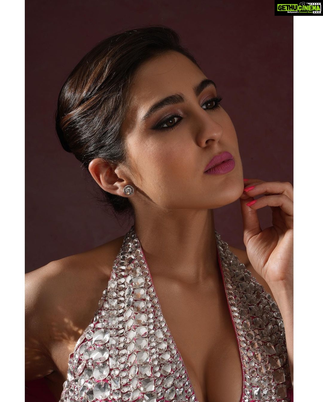 Sara Ali Khan Instagram - भारतीय Barbie 💖🪩🎆💅🏼🎟️💋 👗💣: @manishmalhotra05 @manishmalhotraworld 💄: @vardannayak 💇♀️: @hairbytabassum 📸: @shubhammandhyanphotography