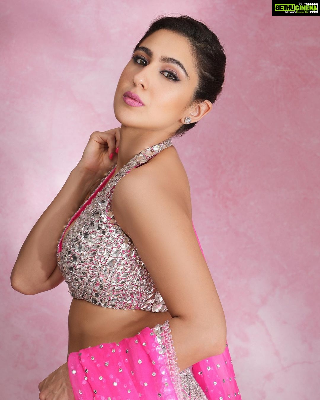 Sara Ali Khan Instagram - भारतीय Barbie 💖🪩🎆💅🏼🎟️💋 👗💣: @manishmalhotra05 @manishmalhotraworld 💄: @vardannayak 💇♀️: @hairbytabassum 📸: @shubhammandhyanphotography