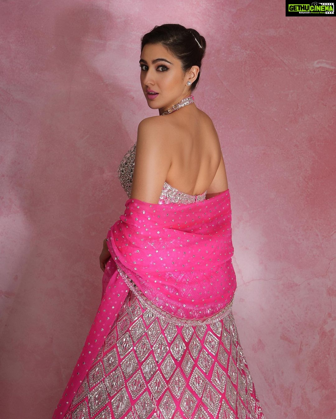 Sara Ali Khan Instagram - भारतीय Barbie 💖🪩🎆💅🏼🎟️💋 👗💣: @manishmalhotra05 @manishmalhotraworld 💄: @vardannayak 💇♀️: @hairbytabassum 📸: @shubhammandhyanphotography
