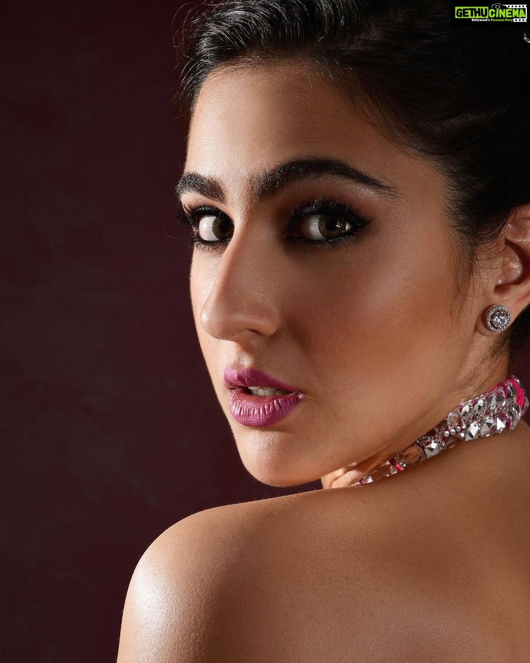 Sara Ali Khan Instagram - भारतीय Barbie 💖🪩🎆💅🏼🎟️💋 👗💣: @manishmalhotra05 @manishmalhotraworld 💄: @vardannayak 💇♀️: @hairbytabassum 📸: @shubhammandhyanphotography