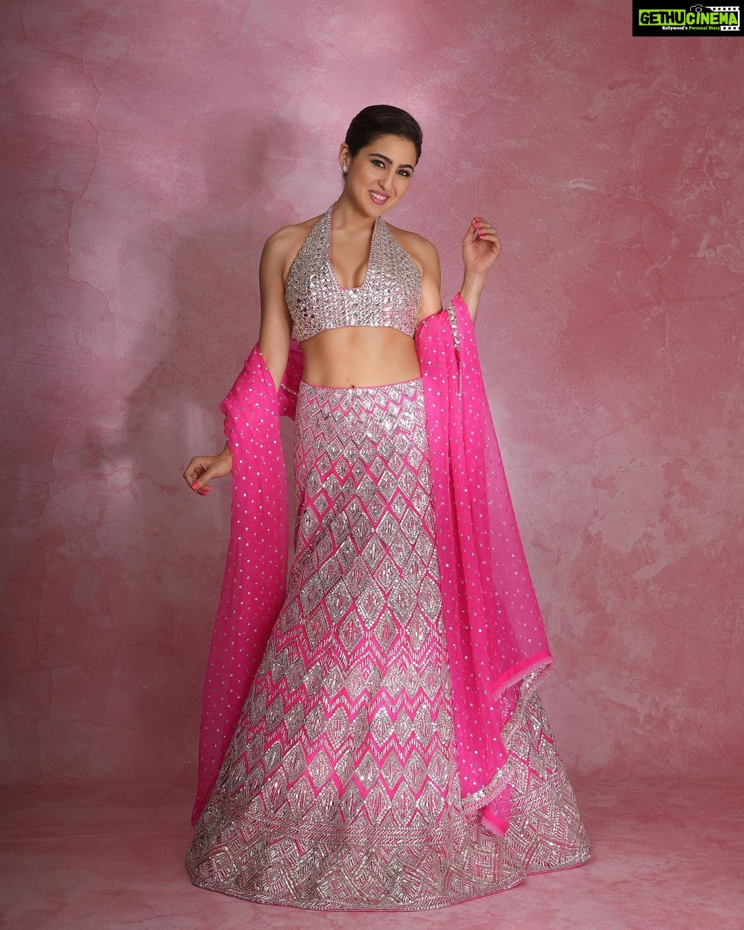 Sara Ali Khan Instagram - भारतीय Barbie 💖🪩🎆💅🏼🎟️💋 👗💣: @manishmalhotra05 @manishmalhotraworld 💄: @vardannayak 💇♀️: @hairbytabassum 📸: @shubhammandhyanphotography