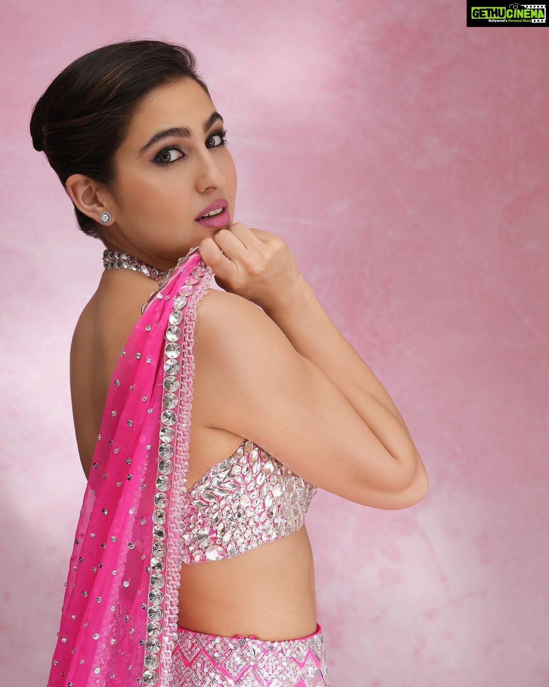 Sara Ali Khan Instagram - भारतीय Barbie 💖🪩🎆💅🏼🎟️💋 👗💣: @manishmalhotra05 @manishmalhotraworld 💄: @vardannayak 💇♀️: @hairbytabassum 📸: @shubhammandhyanphotography