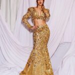 Sara Ali Khan Instagram - 🪄💫🤩 Glitter and Glamour at the Grand Launch of @jioworldplaza 🤩🤩🤩 The first time I ever walked the ramp was for @abujanisandeepkhosla at Antilia in 2012. 11 years later on Nita Ma’ams birthday as I walked through this glorious plaza, I couldn’t help breaking into smiles and waves when I saw the familiar faces of my teachers, principals and chairperson! From DAIS to #jioworldplaza @droptop.royale @rivieralynn @aasifahmedofficial