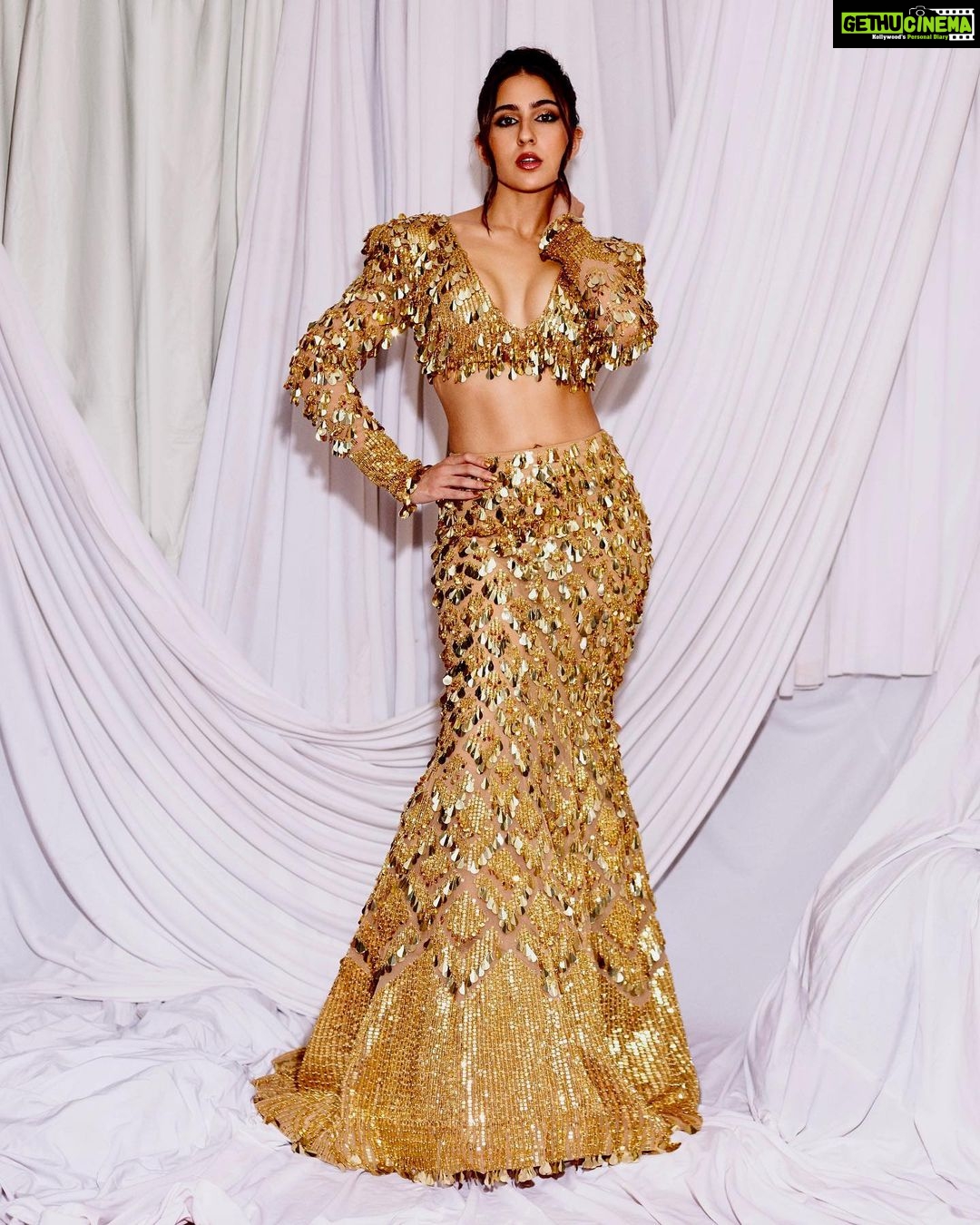 Sara Ali Khan Instagram - 🪄💫🤩 Glitter and Glamour at the Grand Launch of @jioworldplaza 🤩🤩🤩 The first time I ever walked the ramp was for @abujanisandeepkhosla at Antilia in 2012. 11 years later on Nita Ma’ams birthday as I walked through this glorious plaza, I couldn’t help breaking into smiles and waves when I saw the familiar faces of my teachers, principals and chairperson! From DAIS to #jioworldplaza @droptop.royale @rivieralynn @aasifahmedofficial