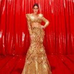 Sara Ali Khan Instagram - 🪄💫🤩 Glitter and Glamour at the Grand Launch of @jioworldplaza 🤩🤩🤩 The first time I ever walked the ramp was for @abujanisandeepkhosla at Antilia in 2012. 11 years later on Nita Ma’ams birthday as I walked through this glorious plaza, I couldn’t help breaking into smiles and waves when I saw the familiar faces of my teachers, principals and chairperson! From DAIS to #jioworldplaza @droptop.royale @rivieralynn @aasifahmedofficial
