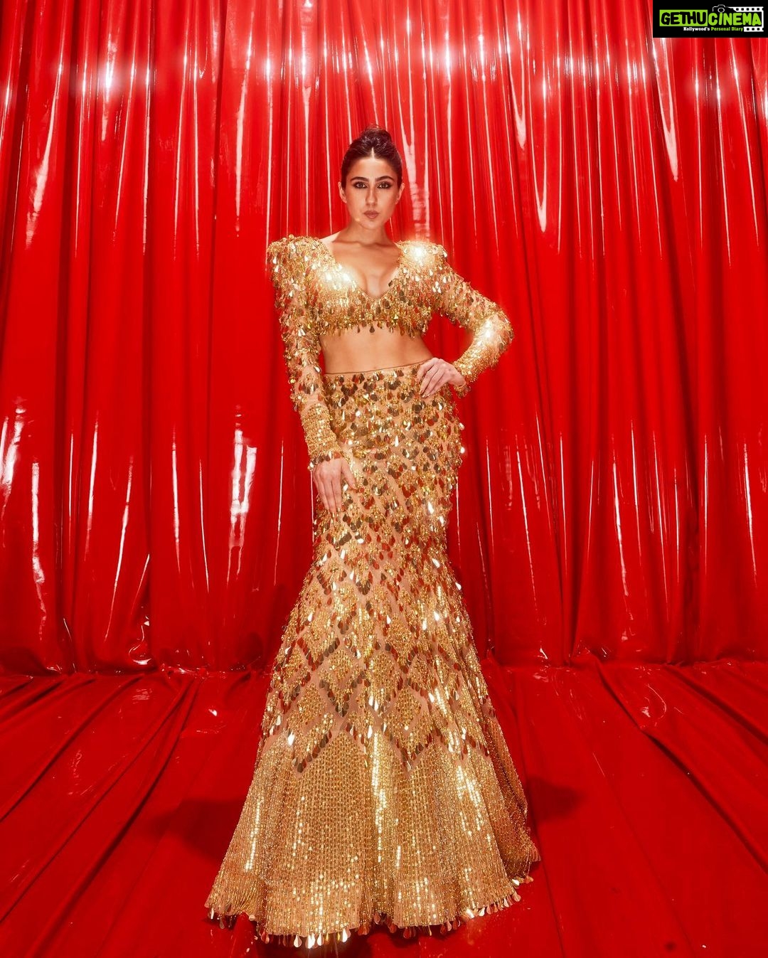 Sara Ali Khan Instagram - 🪄💫🤩 Glitter and Glamour at the Grand Launch of @jioworldplaza 🤩🤩🤩 The first time I ever walked the ramp was for @abujanisandeepkhosla at Antilia in 2012. 11 years later on Nita Ma’ams birthday as I walked through this glorious plaza, I couldn’t help breaking into smiles and waves when I saw the familiar faces of my teachers, principals and chairperson! From DAIS to #jioworldplaza @droptop.royale @rivieralynn @aasifahmedofficial