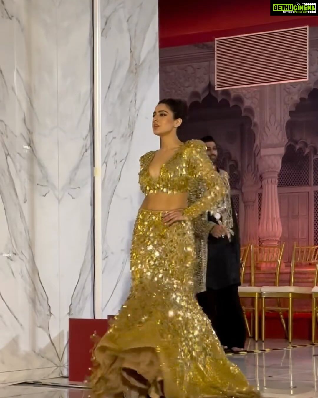 Sara Ali Khan Instagram - 🪄💫🤩 Glitter and Glamour at the Grand Launch of @jioworldplaza 🤩🤩🤩 The first time I ever walked the ramp was for @abujanisandeepkhosla at Antilia in 2012. 11 years later on Nita Ma’ams birthday as I walked through this glorious plaza, I couldn’t help breaking into smiles and waves when I saw the familiar faces of my teachers, principals and chairperson! From DAIS to #jioworldplaza @droptop.royale @rivieralynn @aasifahmedofficial