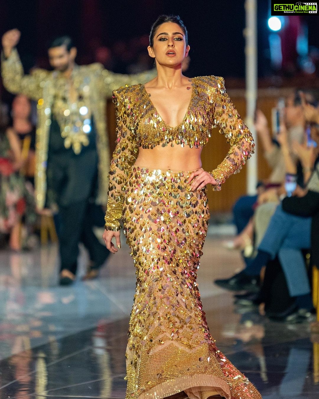Sara Ali Khan Instagram - 🪄💫🤩 Glitter and Glamour at the Grand Launch of @jioworldplaza 🤩🤩🤩 The first time I ever walked the ramp was for @abujanisandeepkhosla at Antilia in 2012. 11 years later on Nita Ma’ams birthday as I walked through this glorious plaza, I couldn’t help breaking into smiles and waves when I saw the familiar faces of my teachers, principals and chairperson! From DAIS to #jioworldplaza @droptop.royale @rivieralynn @aasifahmedofficial