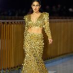 Sara Ali Khan Instagram - 🪄💫🤩 Glitter and Glamour at the Grand Launch of @jioworldplaza 🤩🤩🤩 The first time I ever walked the ramp was for @abujanisandeepkhosla at Antilia in 2012. 11 years later on Nita Ma’ams birthday as I walked through this glorious plaza, I couldn’t help breaking into smiles and waves when I saw the familiar faces of my teachers, principals and chairperson! From DAIS to #jioworldplaza @droptop.royale @rivieralynn @aasifahmedofficial
