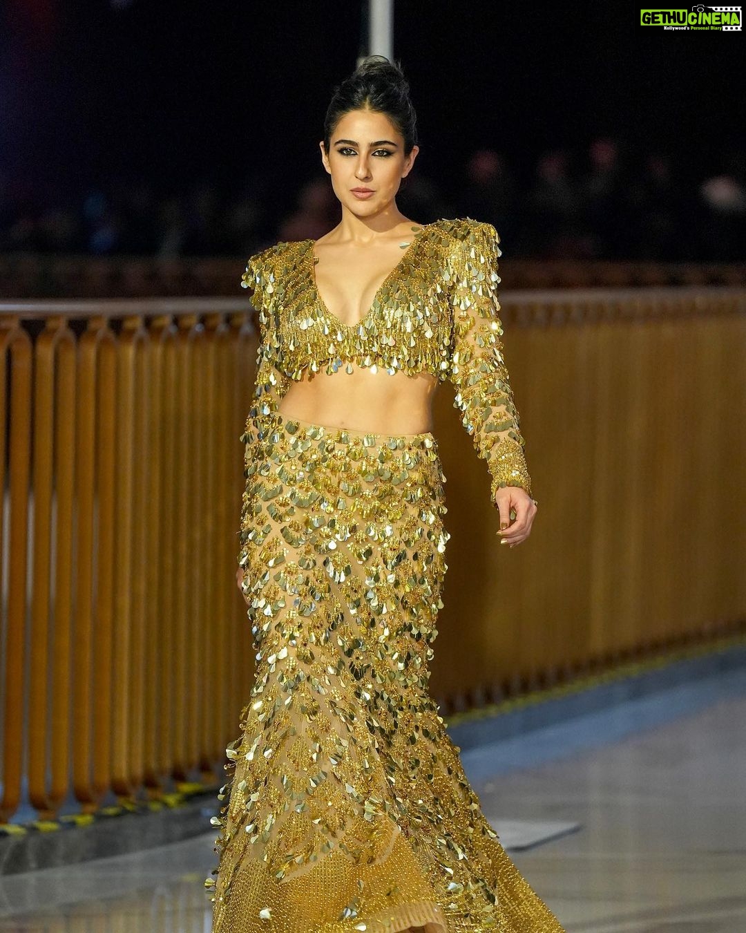 Sara Ali Khan Instagram - 🪄💫🤩 Glitter and Glamour at the Grand Launch of @jioworldplaza 🤩🤩🤩 The first time I ever walked the ramp was for @abujanisandeepkhosla at Antilia in 2012. 11 years later on Nita Ma’ams birthday as I walked through this glorious plaza, I couldn’t help breaking into smiles and waves when I saw the familiar faces of my teachers, principals and chairperson! From DAIS to #jioworldplaza @droptop.royale @rivieralynn @aasifahmedofficial
