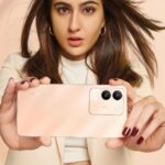Sara Ali Khan Instagram - The all-new vivo Y200 5G is here with the mesmerizing Smart Aura Light. I can’t help but spread my aura with this groovy number. Get ready to groove to the future! 🕺💃📱 @vivo_india #SpreadYourAura #vivoY200 #ItsMyStyle #partnership