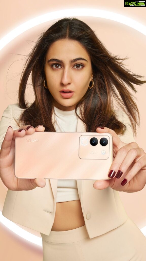 Sara Ali Khan Instagram - The all-new vivo Y200 5G is here with the mesmerizing Smart Aura Light. I can’t help but spread my aura with this groovy number. Get ready to groove to the future! 🕺💃📱 @vivo_india #SpreadYourAura #vivoY200 #ItsMyStyle #partnership