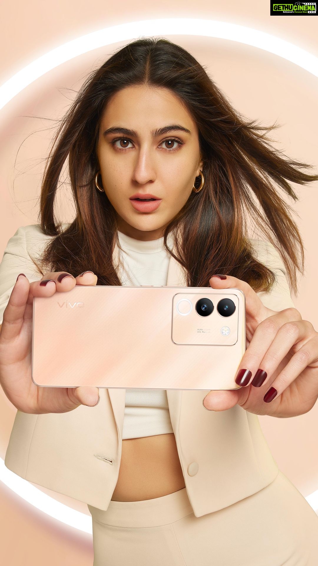 Sara Ali Khan Instagram - The all-new vivo Y200 5G is here with the mesmerizing Smart Aura Light. I canโt help but spread my aura with this groovy number. Get ready to groove to the future! ๐บ๐๐ฑ @vivo_india #SpreadYourAura #vivoY200 #ItsMyStyle #partnership