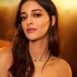 Sara Ali Khan Instagram - We spilt many a coffee bean ☕️ Watch us at midnight- we’re really so keen 😀 Hopefully we haven’t caused a scene 😜👻 But we spoke from our hearts- karlo yakeen ❤️