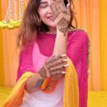 Sara Gurpal Instagram - Bta de sindle…. . @lalitbridalmehandiartist . #ProudHaryanvi
