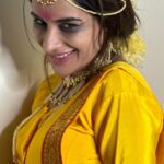 Sara Gurpal Instagram - Send it your #Maunjulika This is from the #bachloretteparty of my sister my manager my Friend @komzae #bollywoodtheme party