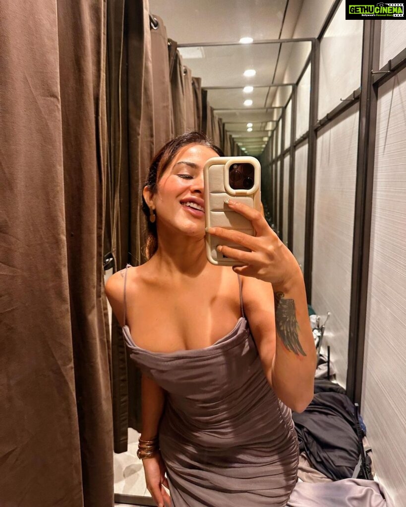 Sara Gurpal Instagram - #Sarakehndi Yes or no to the dress ??? Tell me fast 😄😂