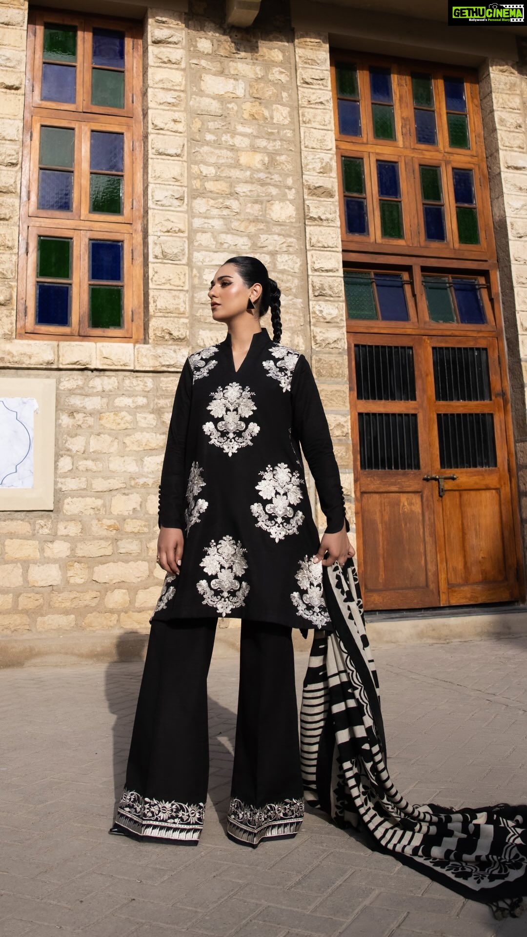 Sarah Khan Instagram - UNSTITCHED – FALL/WINTER Discover statement seasonal style with bold prints, contemporary designs, and striking motifs from SAPPHIRE Unstitched – Fall/ Winter Collection. Launching Tomorrow 4 PM online | 6th Oct in-stores #sapphire #sapphirepk #sapphirepakistan #sapphireonline #sapphireunstitched #fallwintercollection