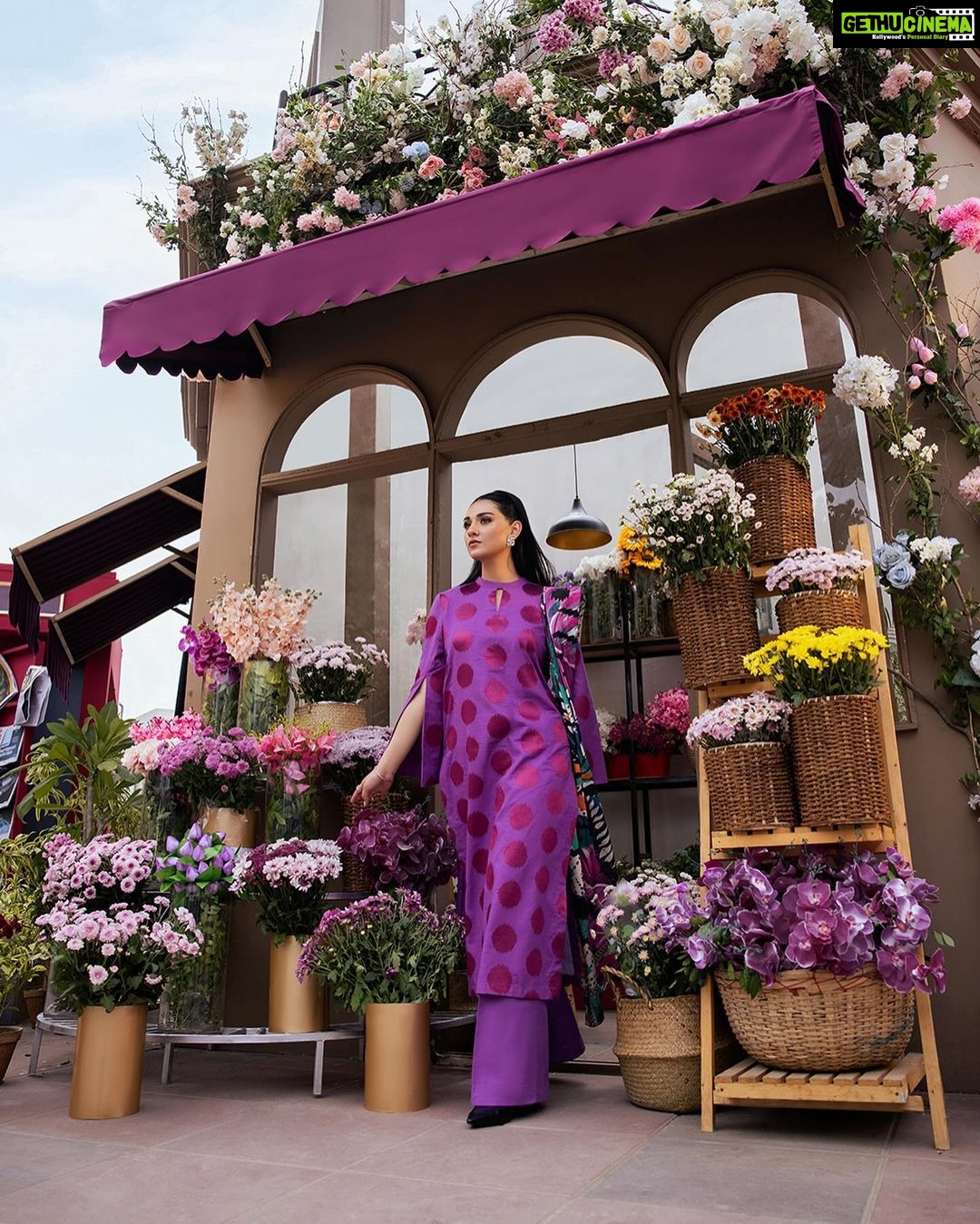 Sarah Khan Instagram - UNSTITCHED – FALL/WINTER Discover statement seasonal style with bold prints, contemporary designs, and striking motifs from SAPPHIRE Unstitched – Fall/ Winter Collection. Launching Tomorrow 4 PM online | 6th Oct in-stores #sapphire #sapphirepk #sapphireonline #sapphirepakistan #sapphireunstitched #fallwintercollection