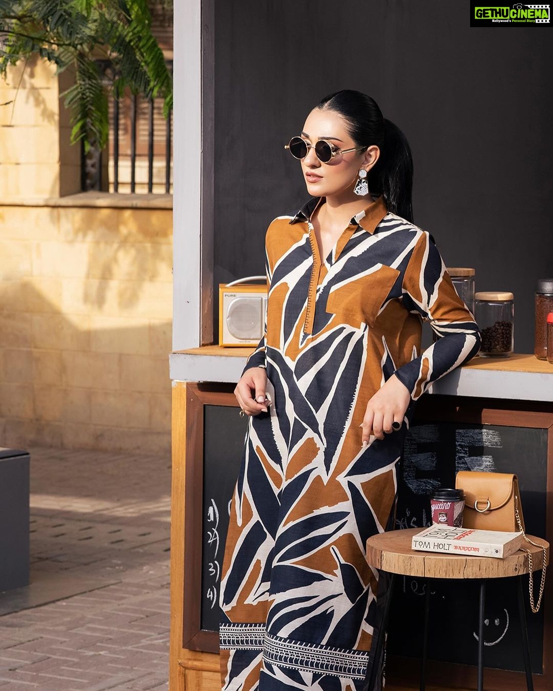 Sarah Khan Instagram - UNSTITCHED – FALL/WINTER Discover statement seasonal style with bold prints, contemporary designs, and striking motifs from SAPPHIRE Unstitched – Fall/ Winter Collection. Launching Tomorrow 4 PM online | 6th Oct in-stores #sapphire #sapphirepk #sapphireonline #sapphirepakistan #sapphireunstitched #fallwintercollection