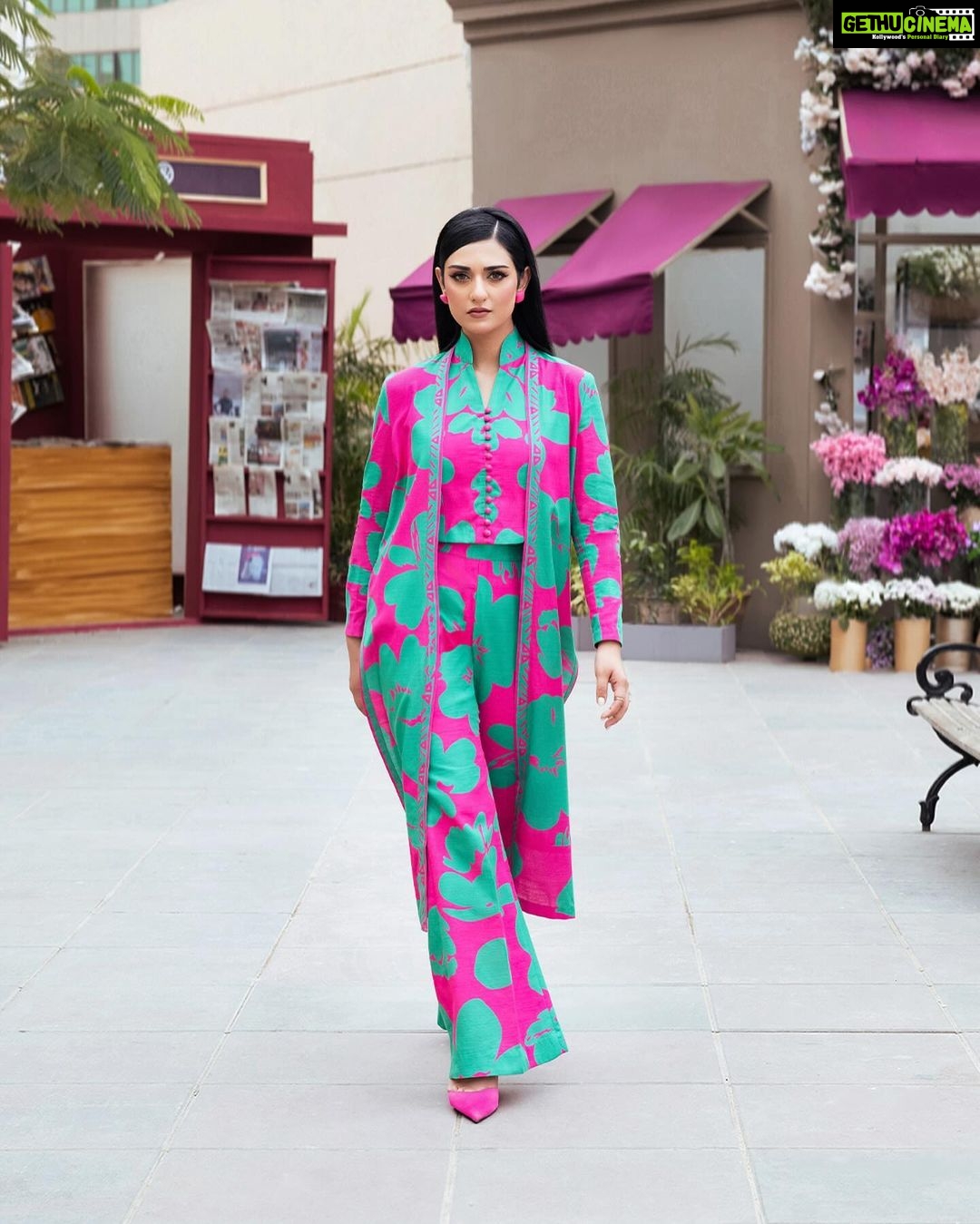 Sarah Khan Instagram - UNSTITCHED – FALL/WINTER Discover statement seasonal style with bold prints, contemporary designs, and striking motifs from SAPPHIRE Unstitched – Fall/ Winter Collection. Launching Tomorrow 4 PM online | 6th Oct in-stores #sapphire #sapphirepk #sapphireonline #sapphirepakistan #sapphireunstitched #fallwintercollection
