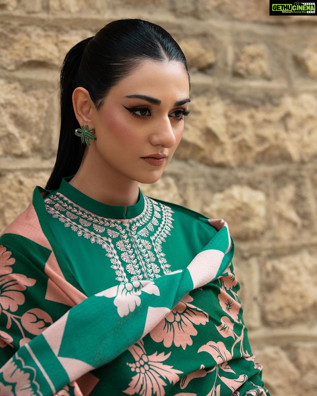 Sarah Khan Instagram - UNSTITCHED – FALL/WINTER Discover statement seasonal style with bold prints, contemporary designs, and striking motifs from SAPPHIRE Unstitched – Fall/ Winter Collection. Launching Tomorrow 4 PM online | 6th Oct in-stores #sapphire #sapphirepk #sapphireonline #sapphirepakistan #sapphireunstitched #fallwintercollection