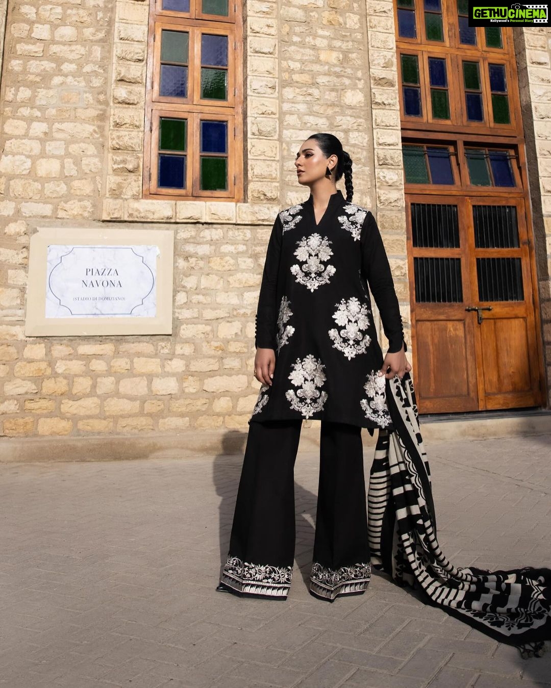 Sarah Khan Instagram - UNSTITCHED – FALL/WINTER Discover statement seasonal style with bold prints, contemporary designs, and striking motifs from SAPPHIRE Unstitched – Fall/ Winter Collection. Launching Tomorrow 4 PM online | 6th Oct in-stores #sapphire #sapphirepk #sapphireonline #sapphirepakistan #sapphireunstitched #fallwintercollection