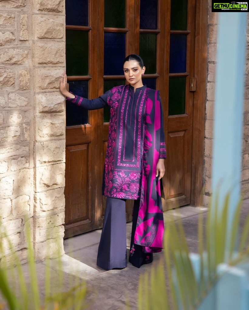 Sarah Khan Instagram - UNSTITCHED – FALL/WINTER Discover statement seasonal style with bold prints, contemporary designs, and striking motifs from SAPPHIRE Unstitched – Fall/ Winter Collection. Launching Tomorrow 4 PM online | 6th Oct in-stores #sapphire #sapphirepk #sapphireonline #sapphirepakistan #sapphireunstitched #fallwintercollection
