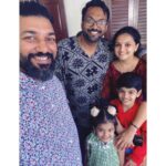Saranya Mohan Instagram - 6 അടി 4 ഇഞ്ച് പൊക്കം ഉള്ള ആന്റപ്പൻ (@acliqs ) 13 വർഷങ്ങൾക്കു ശേഷം വീട്ടിൽ വന്നപ്പോൾ ഉള്ള ആദ്യത്തെ ഡയലോഗ്. "ഡേയ് വാതിലിന്റെ കട്ടള കുറച്ചു കൂടി പൊക്കത്തിൽ വയ്ക്കണ്ടേ " കട്ടളക്കു ബൂസ്റ്റ്‌ കൊടുക്കേണ്ടി ഇരിക്കുന്നു 🥲 ഒറ്റ ഫ്രെയിമിൽ കിട്ടാൻ വേണ്ടി ഞങ്ങളെ പടിക്കു മുകളിൽ കയറ്റി നിർത്തിയ ആന്റപ്പൻ ബ്രില്യൻസ് Trivandrum, India